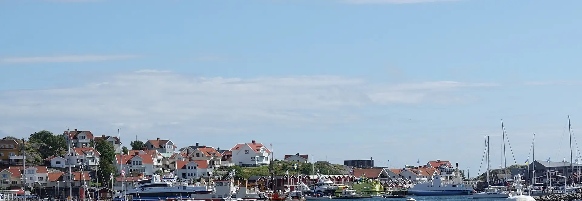 Donsö hamn med båtar och hus längs vattnet